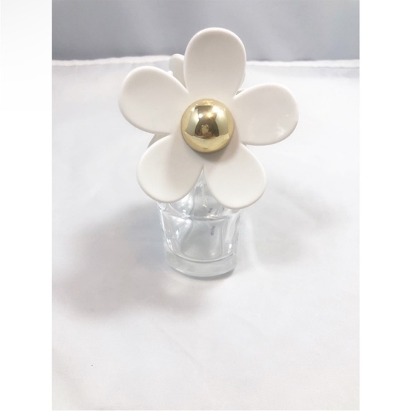 Marc Jacob’s Empty Bottle of Daisy - Picture 3 of 10